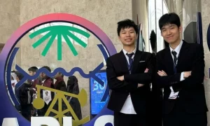 Quân (trái) cùng bạn trong đội tuyển VIệt Nam tại Olympic Vật lý châu Á năm 2025. Ảnh: Nhân vật cung cấp