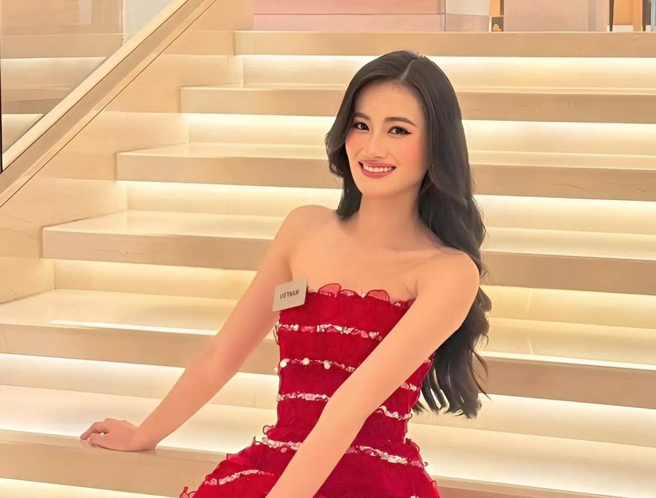 Hoa hậu Ý Nhi bị chê sến, mặc đồ như 'giấy gói quà'