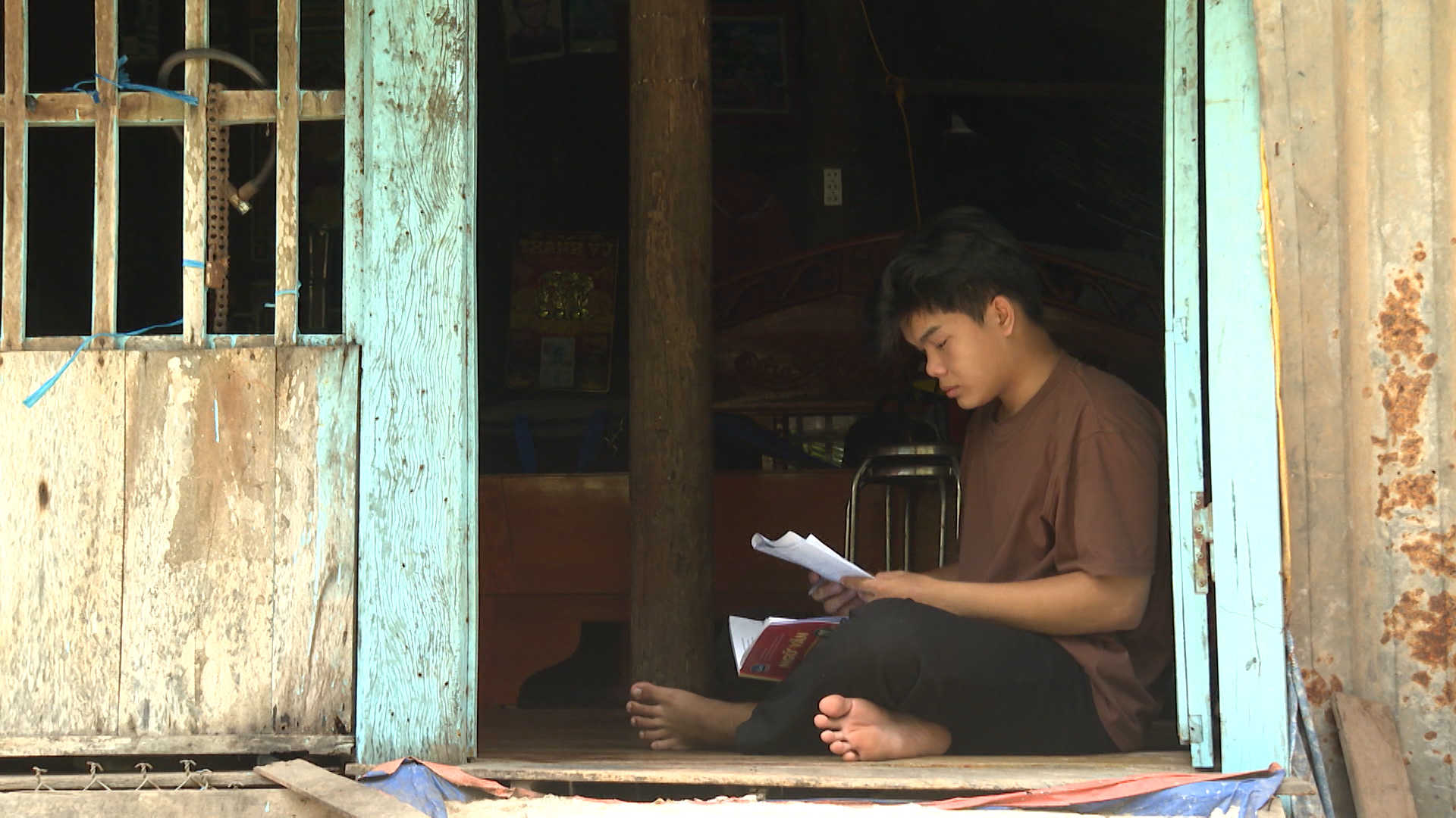 Thương mẹ vất vả, Dương vừa đi học vừa tranh thủ làm đầu lân để phụ tiền thuốc thang và sinh hoạt.