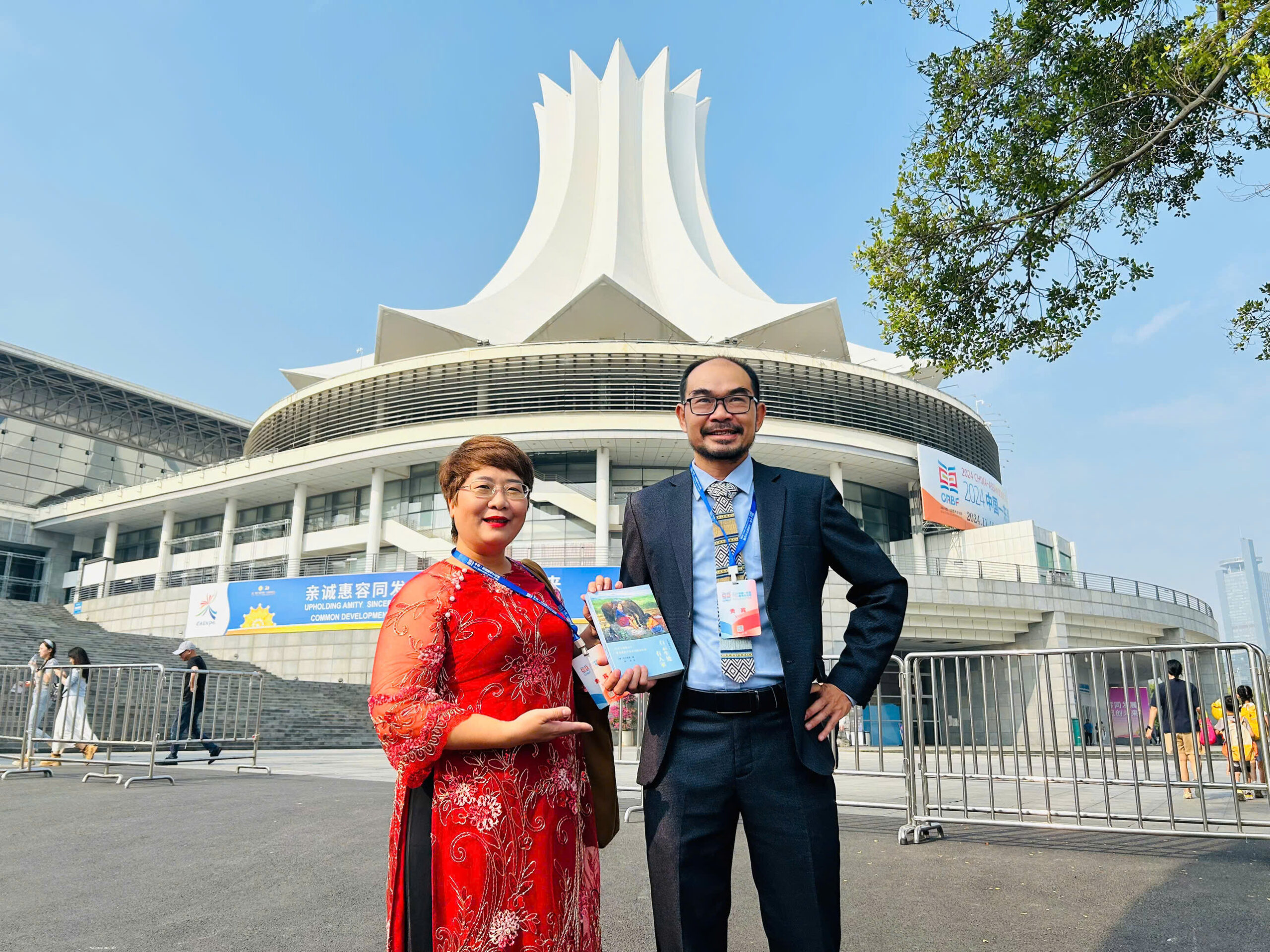 Dịch giả Nguyễn Lệ Chi và tác giả Đỗ Quang Tuấn Hoàng với cuốn sách “Vắt qua những ngàn mây” bản tiếng Trung, tại Trung Quốc.
