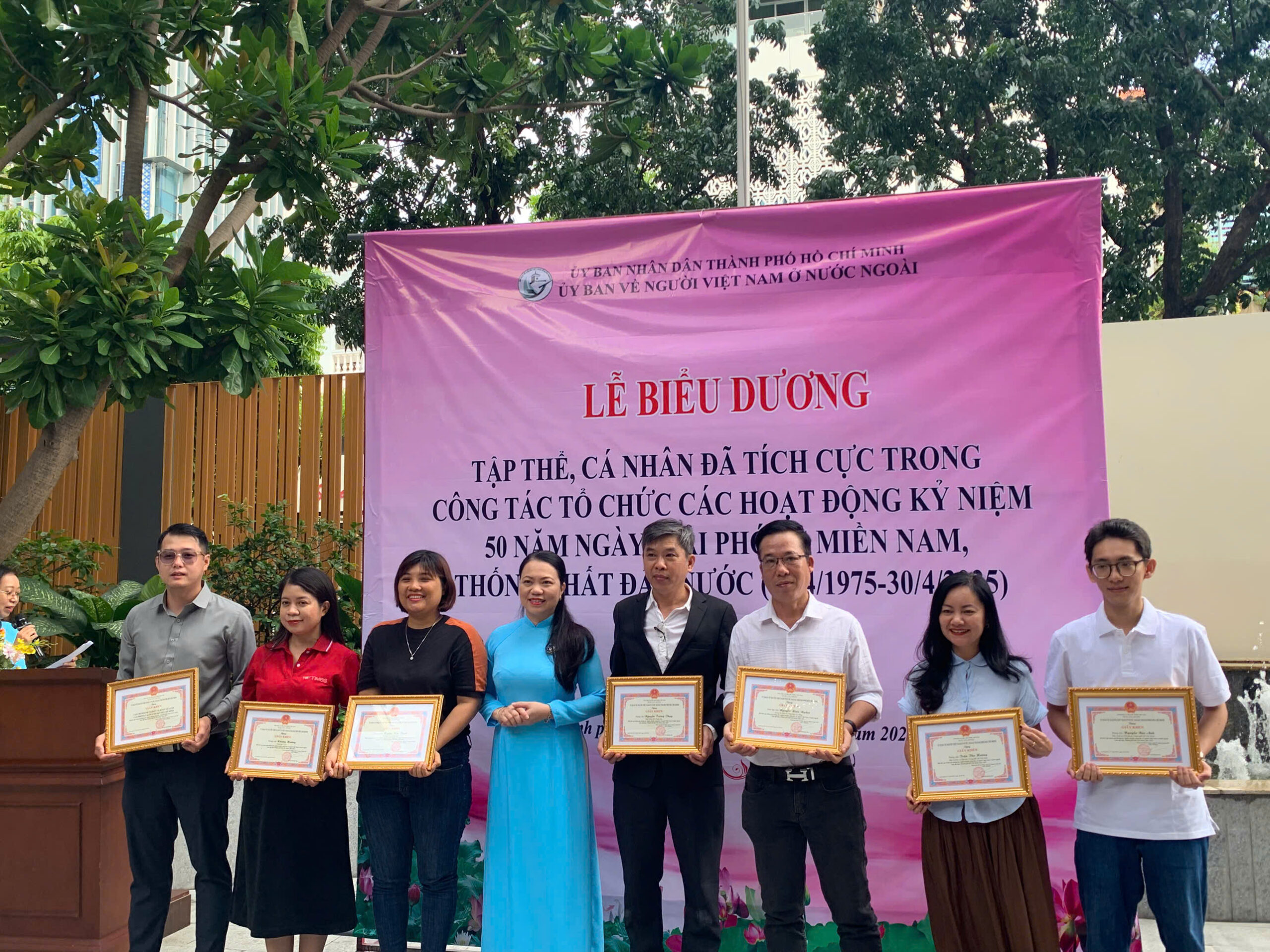 Biên tập viên (thứ ba từ phải qua) nhận giấy khen do Ủy ban Người Việt Nam ở nước ngoài TP.HCM trao tặng ngày 26/5.