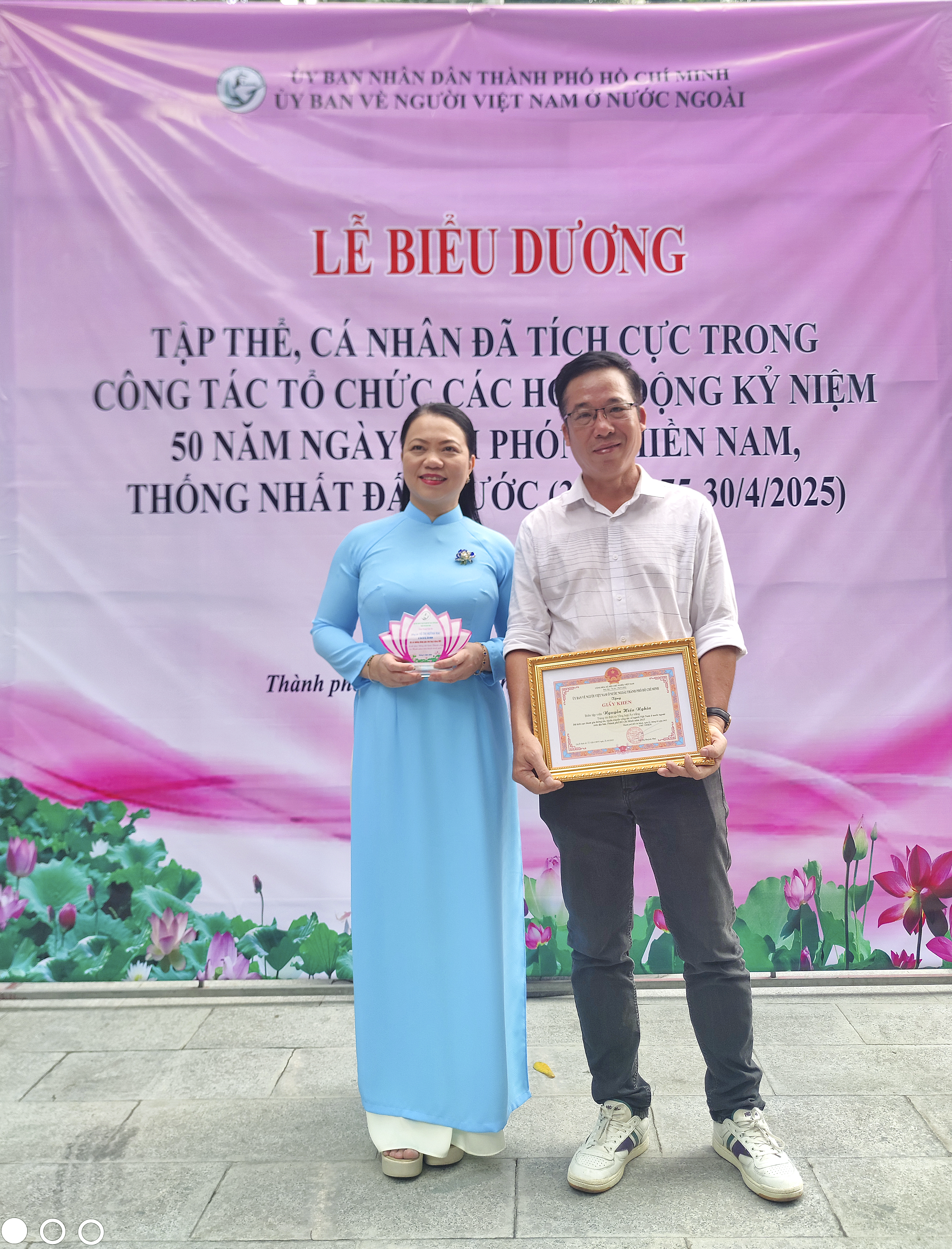 Áo Trắng được Ủy ban Người Việt Nam ở nước ngoài TP.HCM tặng giấy khen