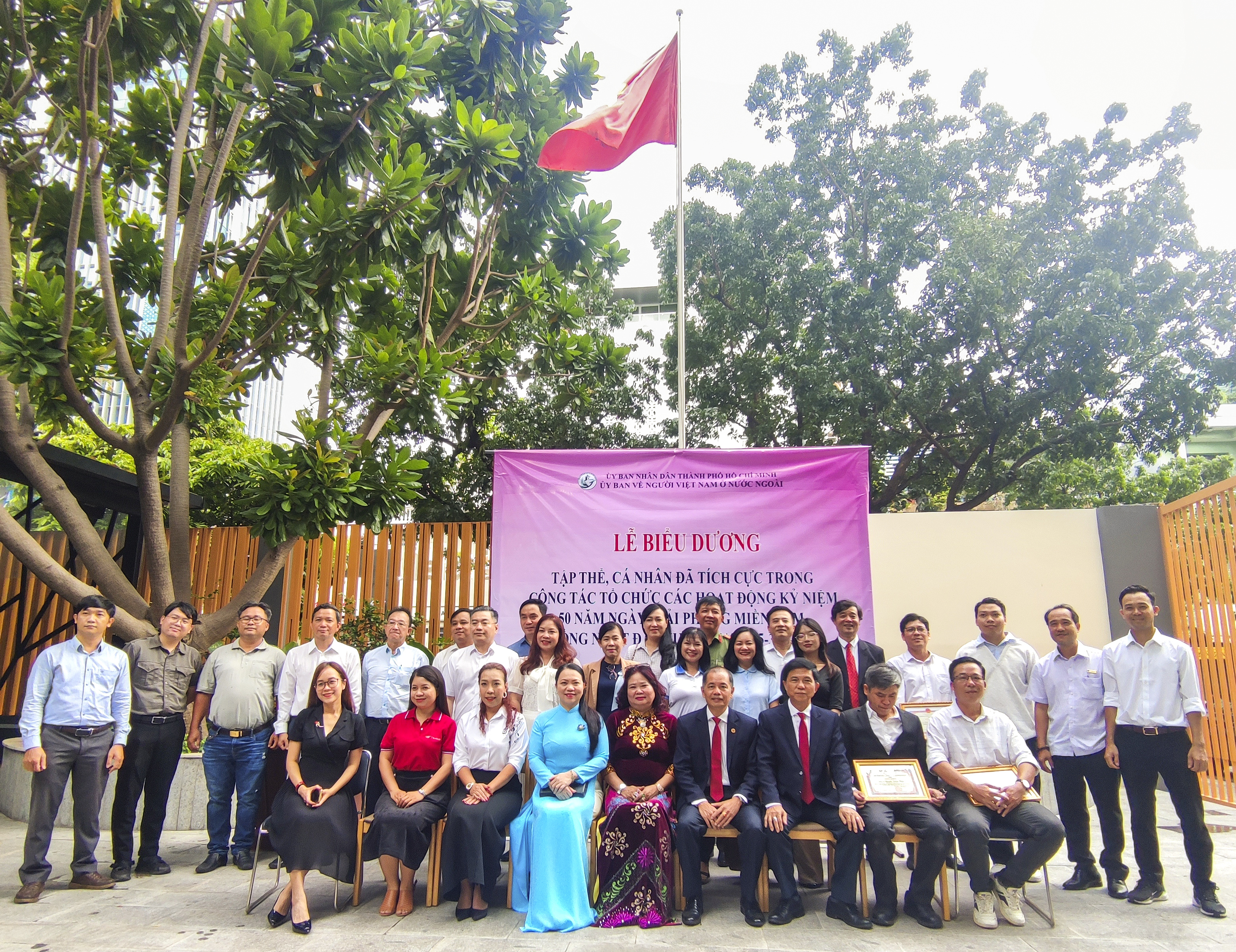 Áo Trắng được Ủy ban Người Việt Nam ở nước ngoài TP.HCM tặng giấy khen