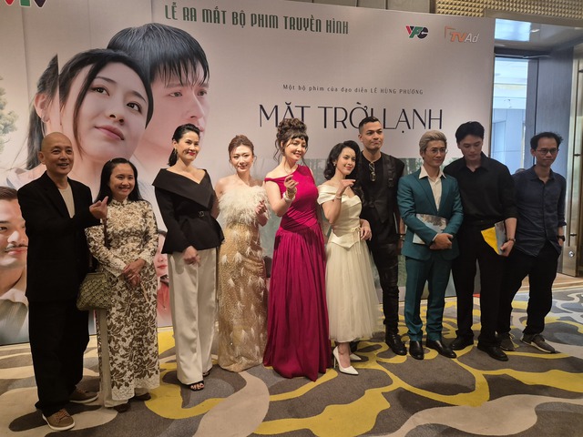 Mai Thu Huyền (đầm đỏ), Thân Thúy Hà (thứ ba từ trái sang) và ê-kíp đoàn phim