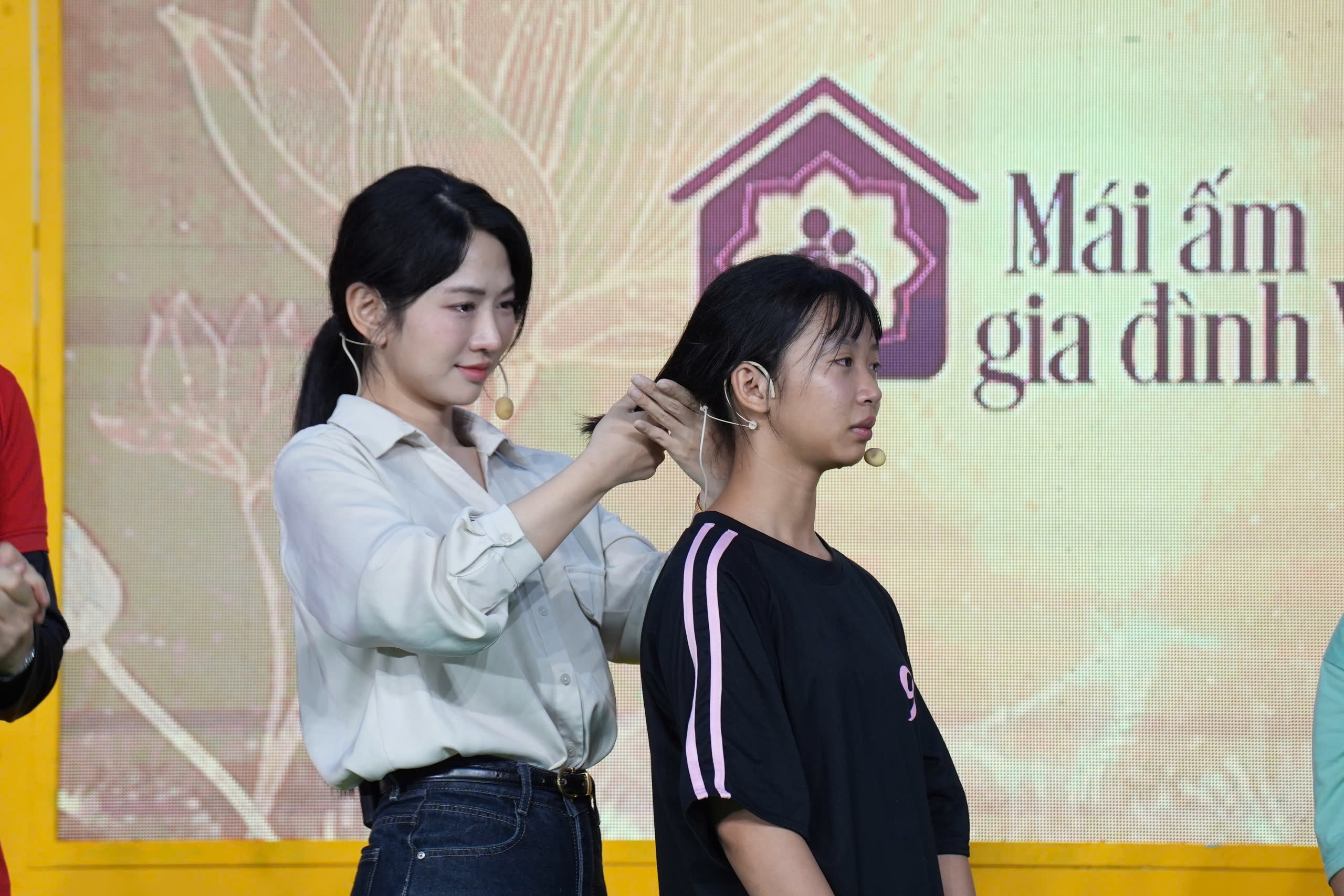 cầu thủ Nguyễn Quang Hải chia sẻ cùng Mái ấm gia đình Việt tại Bắc Giang