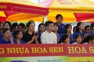 cầu thủ Nguyễn Quang Hải chia sẻ cùng Mái ấm gia đình Việt tại Bắc Giang