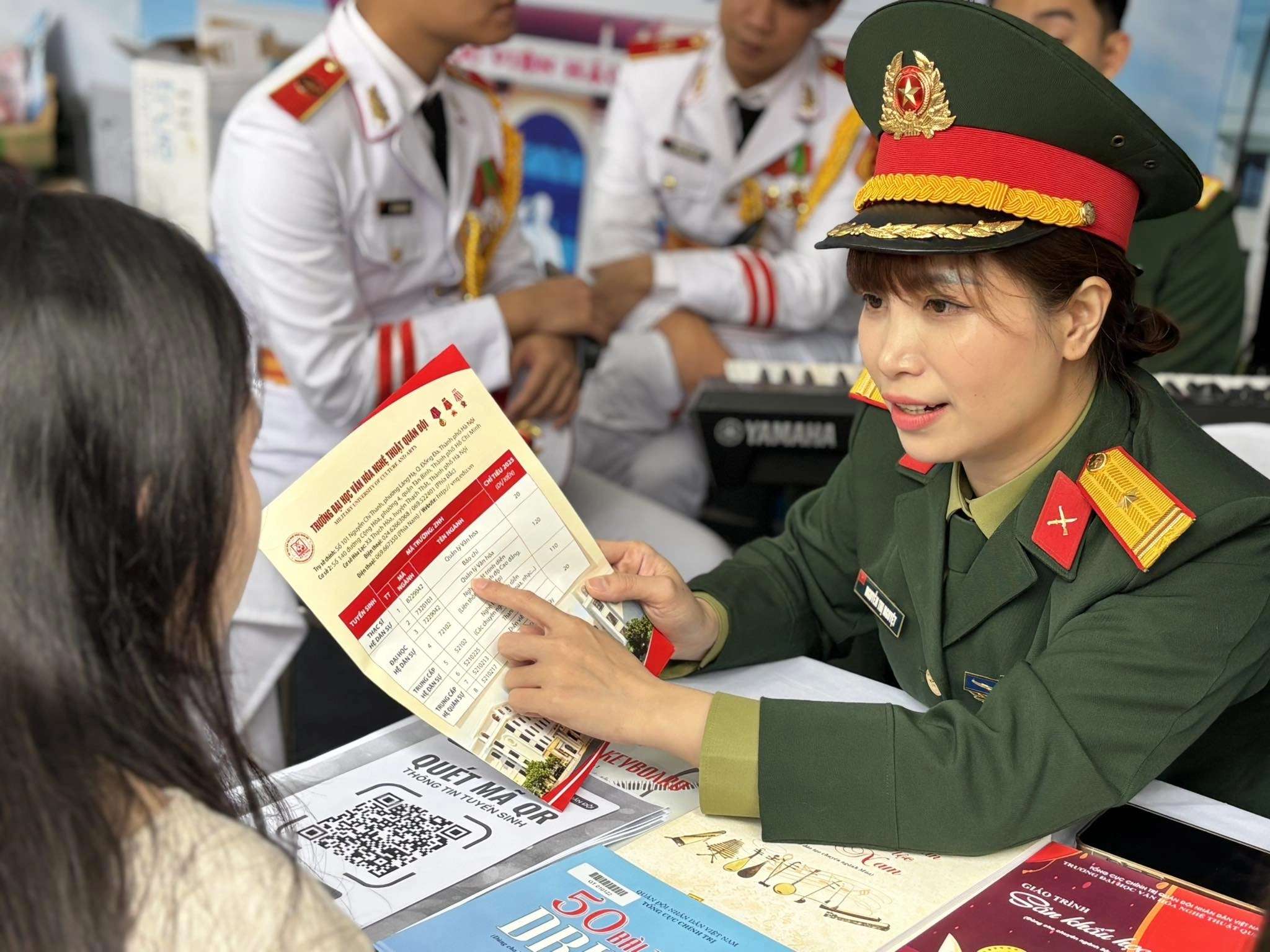 Học phí hệ dân sự của Đại học Phòng cháy chữa cháy, Học viện Kỹ thuật quân sự, Đại học Văn hóa Nghệ thuật quân đội chưa tới 2 triệu đồng một tháng. Đại học Phòng cháy chữa cháy năm nay tuyển sinh 250 sinh viên ngành Phòng cháy, chữa cháy và cứu nạn, cứu hộ theo ba phương thức: xét tuyển thẳng, dựa vào học bạ và xét điểm thi tốt nghiệp THPT. Với xét điểm thi tốt nghiệp, điểm sàn dự kiến là 15. Các tổ hợp xét tuyển gồm A00 (Toán, Lý, Hóa), A01 (Toán, Lý, Anh), D01 (Toán, Văn, Anh) và D07 (Toán, Hóa, Anh). Thí sinh xét bằng tổ hợp D01 phải có điểm tổng kết môn Lý hoặc Hóa đạt từ 5 trở lên, ở cả ba năm. Với xét học bạ, thí sinh cần có điểm từng môn trong tổ hợp A00, A01 hoặc D07 của năm lớp 11 và 12 từ 5 trở lên. Tuy nhiên, khi tính điểm xét tuyển, trường sẽ cộng điểm tổng kết năm học lớp 10, 11 và 12 cùng điểm cộng (nếu có thành tích đặc biệt hoặc chứng chỉ ngoại ngữ) và điểm ưu tiên. Học phí dự kiến đối với sinh viên chính quy chương trình chuẩn năm học tới là 1,85 triệu đồng một tháng. Năm ngoái, điểm trúng tuyển theo kết quả thi tốt nghiệp là 17,8. Cán bộ Đại học Văn hóa Nghệ thuật Quân đội tư vấn tuyển sinh. Ảnh: Fanpage nhà trường Cán bộ Đại học Văn hóa Nghệ thuật Quân đội tư vấn tuyển sinh. Ảnh: Fanpage nhà trường Học viện Kỹ thuật quân sự (MTA) tuyển 600 sinh viên đại học hệ dân sự sau 6 năm dừng. 8 ngành tuyển hệ này gồm: Công nghệ thông tin, Khoa học máy tính, An toàn thông tin, Kỹ thuật điện tử - viễn thông, Kỹ thuật điều khiển và tự động hóa, Kỹ thuật cơ điện tử, Kỹ thuật cơ khí và Kỹ thuật xây dựng. Trường dùng bốn phương thức: xét tuyển thẳng và ưu tiên xét tuyển theo quy định của Bộ Giáo dục và Đào tạo; xét học sinh giỏi THPT, có chứng chỉ quốc tế như SAT, ACT, IELTS, TOEFL iBT; dựa vào điểm thi đánh giá năng lực của hai đại học quốc gia và xét điểm thi tốt nghiệp THPT. Các tổ hợp xét tuyển gồm A00 (Toán, Lý, Hóa), A01 (Toán, Lý, Anh) và A0T (Toán, Lý, Tin), tương tự với hệ quân sự. Dự kiến, học phí hệ dân sự là 1,85 triệu đồng một tháng. Đại học Văn hóa Nghệ thuật Quân đội tuyển 120 sinh viên hệ đại học chính quy các ngành Báo chí, Quản lý văn hóa, Diễn viên kịch, Điện ảnh - Truyền hình, nhóm ngành Nghệ thuật trình diễn liên thông từ trình độ trung cấp. Học phí dự kiến là 1,91 triệu đồng một tháng. Về phương thức xét tuyển, trường xét điểm thi tốt nghiệp THPT tổ hợp C00 (Văn, Sử, Địa) với ngành Báo chí. Các ngành khác xét điểm thi môn Ngữ văn kết hợp với hai môn năng khiếu. Thời gian tổ chức thi môn năng khiếu là 7-9/7. Thí sinh đăng ký xét tuyển hệ dân sự vào các trường công an, quân đội đều không phải trải qua sơ tuyển như đối với tuyển sinh công an nhân dân chính quy và hệ quân sự, không được bố trí công việc sau khi tốt nghiệp.