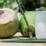 Có nên uống nước dừa thay nước lọc?