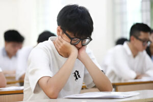 Học sinh hư càng cần được tới trường để giáo dục, thay vì tạm tước quyền đi học?