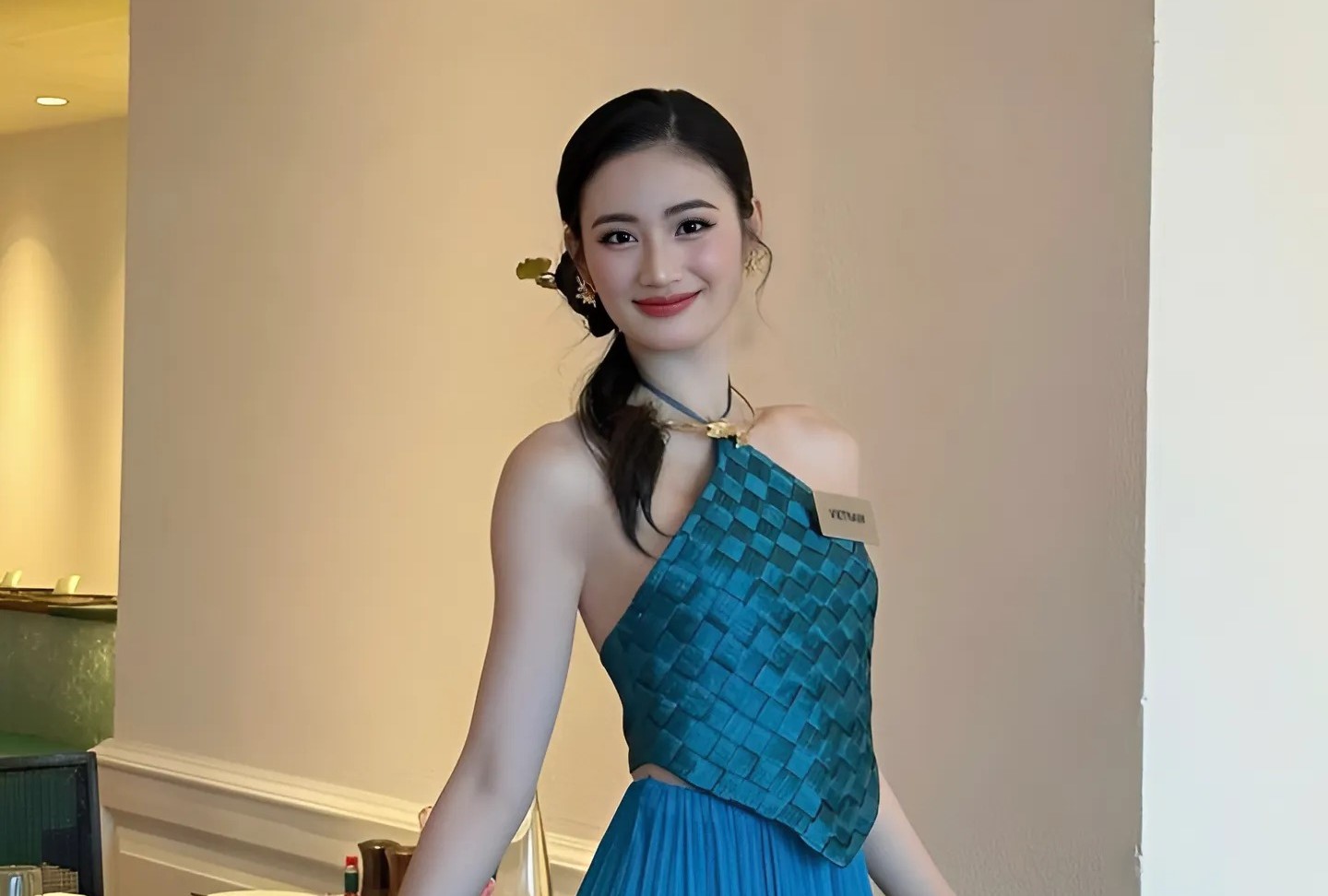 Tình thế đảo ngược của Hoa hậu Ý Nhi