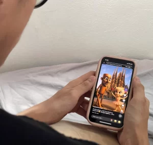 Không chỉ xem, nhiều bạn trẻ còn hưởng ứng trào lưu "thối não" bằng cách thử thách nhau hay tạo ra những nhân vật mới - Ảnh minh họa: KIM SÁNG