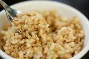 Cơm rượu nếp là món ăn truyền thống không thể thiếu trong dịp Tết Đoan Ngọ, mang lại nhiều lợi ích cho sức khỏe nếu được thưởng thức đúng cách. Tết Đoan ngọ, gia đình tôi thường tự ủ cơm rượu. Chuyên gia tư vấn giúp ai nên tránh món này, ăn xong có tăng nồng độ cồn không? (Lê Thị Xuân, Hà Đông, Hà Nội) Bác sĩ Phạm Việt Hoàng - Nguyên Phó giám đốc Bệnh viện Tuệ Tĩnh (Hà Nội) tư vấn: Người dân quan niệm Tết Đoan Ngọ vào ngày 5/5 Âm lịch là ngày diệt sâu bọ nên thường chọn các thực phẩm có vị chua như mận, cơm rượu… Trong đó, cơm rượu có thể được chế biến từ gạo nếp thường hoặc nếp cẩm lên men, khi ăn có vị ngọt - chua. Theo quan niệm của dân gian, ăn cơm rượu để không cho ký sinh trùng trong người phát triển. Tác dụng nổi bật Theo nhiều nghiên cứu, ăn một chút cơm rượu có thể mang lại nhiều giá trị cho sức khỏe. Thành phần của cơm rượu gồm các vitamin nhóm B, chất chống oxy hóa anthrocyamin, chất xơ, các khoáng chất trong đó có sắt. Cơm rượu nếp cẩm giúp giảm cholesterol xấu, ổn định huyết áp, hỗ trợ tim mạch nhờ lovastatin và ergosterol, giảm nguy cơ đột quỵ. Chất chống oxy hóa anthocyanin trong nếp cẩm, theo nghiên cứu từ Đại học bang Louisiana (Mỹ), có tiềm năng phòng chống ung thư và nhiều bệnh khác. Cơm rượu còn kích thích tiêu hóa, bổ sung chất xơ, axit, cải thiện đầy hơi, biếng ăn, đặc biệt hiệu quả khi dùng trước bữa ăn. Ngoài ra, vitamin B, E và dưỡng chất trong cơm rượu giúp chống oxy hóa da, nuôi dưỡng và làm trắng da từ bên trong, mang lại làn da khỏe đẹp. Các loại vitamin này hỗ trợ chống lại quá trình oxy hóa, tăng cường thải độc giúp gan khỏe mạnh. 5 lưu ý khi ăn cơm rượu Khi ăn cơm rượu, cần lưu ý một số điều để bảo vệ sức khỏe: Thứ nhất, người có thể trạng nóng trong (biểu hiện như bứt rứt, nổi mụn, lưỡi đỏ, nước tiểu vàng) nên hạn chế dùng cơm rượu. Theo y học cổ truyền, món này có thể làm tăng nhiệt, khiến cơ thể khó chịu hơn, đặc biệt ở người trẻ dễ nổi mụn trứng cá. Thứ hai, dù hàm lượng cồn trong cơm rượu thấp, việc tiêu thụ vẫn tạo nồng độ cồn trong máu và hơi thở. Chỉ nên dùng 80-100g (bao gồm cả nước và cái) mỗi lần để tránh buồn nôn, say xỉn hoặc vi phạm quy định giao thông do cồn. Thứ ba, cơm rượu chỉ nên dùng trong vòng 3 ngày sau khi ủ. Thời gian ủ lâu làm tăng độ cồn, dễ gây say và tiềm ẩn nguy cơ ngộ độc. Để bảo quản lâu hơn, hãy giữ cơm rượu ở ngăn mát tủ lạnh, tránh để ngoài nhiệt độ thường. Thứ tư, tránh ăn cơm rượu khi vừa ngủ dậy vì thời điểm này bụng hoàn toàn trống rỗng, nếu ăn thực phẩm giàu tính axit như cơm rượu dễ khiến dạ dày bị kích thích, dẫn đến viêm loét. Thời gian ăn tốt nhất là sau bữa ăn. 5 lưu ý khi ăn cơm rượu Tết Đoan Ngọ tốt cho sức khỏe, tránh nồng độ cồn