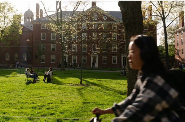 Mỹ cấm Đại học Harvard tuyển sinh viên quốc tế, du học sinh hoang mang