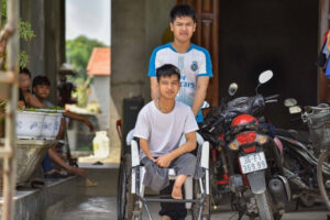 Nam sinh 10 năm được bạn cõng tới trường tốt nghiệp ĐH Bách khoa loại giỏi