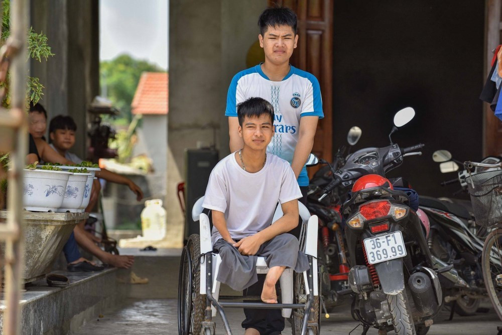 Nam sinh 10 năm được bạn cõng tới trường tốt nghiệp ĐH Bách khoa loại giỏi