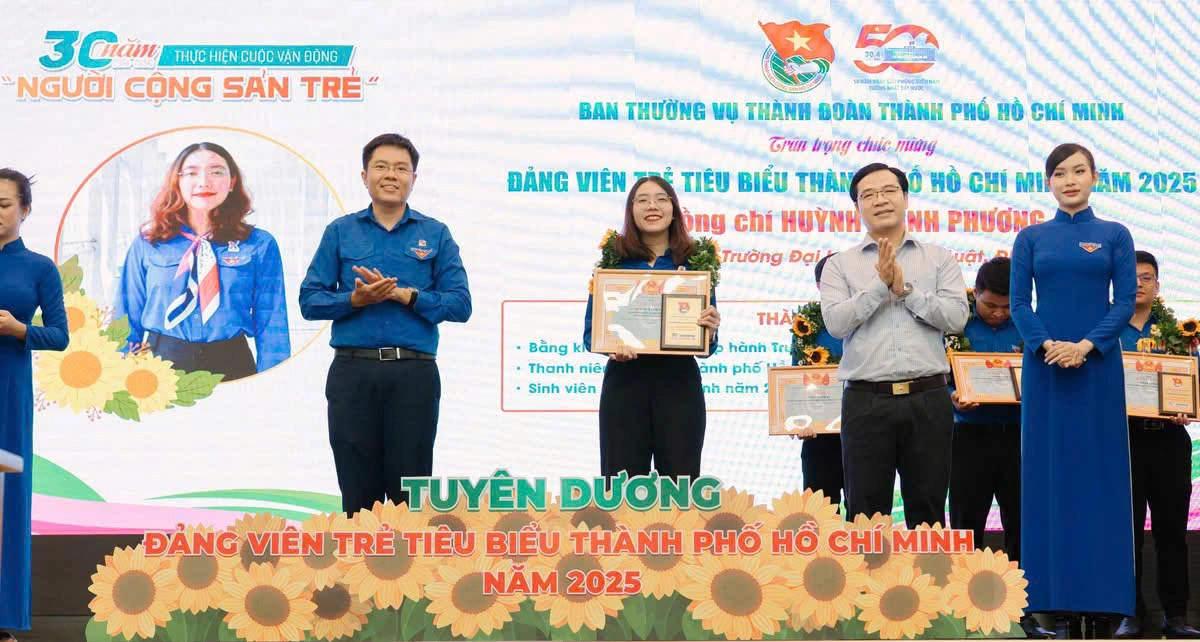 Cô giáo 9X tài năng phát biểu tại Lễ kỷ niệm 50 năm thống nhất đất nước