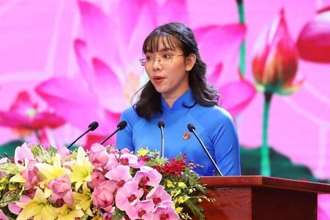 Cô giáo Huỳnh Mạnh Phương từng là sinh viên xuất sắc, được giữ lại trường, trở thành Bí thư Đoàn Trường Đại học Kinh tế - Luật, Đại học Quốc gia TPHCM.
Cô giáo 9X tài năng phát biểu tại Lễ kỷ niệm 50 năm thống nhất đất nước
Trong không khí trang trọng của Lễ kỷ niệm 50 năm Ngày Giải phóng miền Nam, thống nhất đất nước (30/4/1975-30/4/2025) diễn ra sáng nay, cô giáo Huỳnh Mạnh Phương, Ủy viên Ban Chấp hành Thành đoàn TPHCM, Bí thư Đoàn Trường Đại học Kinh tế - Luật (UEL), Đại học Quốc gia TPHCM, đã vinh dự đại diện cho thế hệ trẻ Việt Nam phát biểu.

Sự kiện này không chỉ khẳng định tài năng, bản lĩnh của một cán bộ đoàn 9X mà còn là minh chứng cho sự tin tưởng của Đảng và Nhà nước vào vai trò của thanh niên trong sự nghiệp xây dựng và bảo vệ Tổ quốc.

Bảng vàng thành tích học tập và công tác đoàn, hội
Cô giáo Huỳnh Mạnh Phương (SN 1998, quê Bình Dương) không còn là một cái tên xa lạ trong cộng đồng học sinh, sinh viên, cán bộ đoàn, hội. Từng là sinh viên ưu tú, tốt nghiệp cử nhân chuyên ngành Luật Tài chính - Ngân hàng của UEL với tấm bằng loại giỏi, cô đã được giữ lại trường công tác, tiếp tục cống hiến trí tuệ và nhiệt huyết của mình cho sự nghiệp giáo dục và công tác đoàn, hội.

Vốn đam mê học hỏi, từ rất sớm, Phương đã tìm tòi, tiếp cận nhiều tài liệu để tìm hiểu về tổ chức Đảng, từ đó hình thành sự ngưỡng mộ và một niềm tin son sắt vào Đảng Cộng sản Việt Nam. Đó cũng là nguồn động viên tinh thần to lớn để Phương phấn đấu từng ngày và được kết nạp Đảng khi còn là học sinh.

Cô giáo 9X tài năng phát biểu tại Lễ kỷ niệm 50 năm thống nhất đất nước - 1
Cô giáo Huỳnh Mạnh Phương phát biểu tại Lễ kỷ niệm 50 năm Ngày Giải phóng miền Nam, thống nhất đất nước (30/4/1975-30/4/2025) diễn ra sáng nay (Ảnh chụp màn hình).

Cô gái Huỳnh Mạnh Phương vinh dự được kết nạp vào Đảng ngày 4/7/2016, tại Chi bộ Trường THPT Thái Hòa (thị xã Tân Uyên, tỉnh Bình Dương), khi mới 18 tuổi.

Hành trình học tập bậc phổ thông của Huỳnh Mạnh Phương là một chuỗi những thành tích đáng nể: 12 năm liền đạt danh hiệu học sinh giỏi, 2 lần giành Huy chương Vàng Olympic ngữ văn - giải thưởng Sao Khuê cấp tỉnh... Không chỉ giỏi về chuyên môn, Phương còn là một đoàn viên thanh niên gương mẫu, luôn đi đầu trong mọi phong trào.

Dấu ấn của Mạnh Phương trong công tác Đoàn được thể hiện qua hàng loạt giải thưởng cấp tỉnh: Giải nhất hội thi Olympic tiếng Anh dành cho cán bộ đoàn tỉnh Bình Dương năm 2014; Giải nhất hội thi Bí thư Chi đoàn giỏi tỉnh Bình Dương năm 2015. Với những đóng góp tích cực, cô đã vinh dự được UBND tỉnh Bình Dương tặng bằng khen vì thành tích xuất sắc trong học tập và làm theo tấm gương đạo đức Hồ Chí Minh giai đoạn 2011-2015.

Cô giáo 9X tài năng phát biểu tại Lễ kỷ niệm 50 năm thống nhất đất nước - 2
Khi 18 tuổi, Huỳnh Mạnh Phương vinh dự đứng trong hàng ngũ của Đảng, trở thành Đảng viên của Trường THPT Thái Hòa, Bình Dương (Ảnh: Nhà trường).

Cô còn là Công dân trẻ tiêu biểu tỉnh Bình Dương và nhiều năm liền đạt thành tích xuất sắc trong công tác Đoàn và phong trào thanh thiếu nhi, nhận danh hiệu "Học sinh ba tốt" do Tỉnh Đoàn Bình Dương trao tặng năm 2016.

Năm 2015, với khả năng ngoại ngữ lưu loát và sự năng động của tuổi trẻ, Mạnh Phương là một trong 20 đại biểu thanh niên Bình Dương được chọn tham gia chương trình giao lưu văn hóa tại thành phố Daejeon, Hàn Quốc, góp phần quảng bá hình ảnh thanh niên Việt Nam năng động, trí tuệ đến bạn bè quốc tế.

Đại biểu Đảng trẻ nhất và tiếng nói của thế hệ
Năm 2020, khi mới 20 tuổi và đang là sinh viên, Huỳnh Mạnh Phương đã trở thành Đại biểu trẻ nhất dự Đại hội Đảng bộ TPHCM khóa XI, nhiệm kỳ 2020-2025. Với 4 năm tuổi Đảng tại thời điểm đó, cô đã chứng minh được sự trưởng thành về nhận thức chính trị và tinh thần trách nhiệm của một đảng viên trẻ.

Cô gái 9X còn từng đại diện cho thế hệ trẻ phát biểu cảm nghĩ tại Lễ kỷ niệm 130 năm Ngày sinh Chủ tịch Hồ Chí Minh (19/5/1890-19/5/2020) tại Hà Nội. Bài phát biểu đầy cảm xúc và ý nghĩa của cô đã truyền tải một cách sâu sắc khát vọng, niềm tự hào và ý thức trách nhiệm của tuổi trẻ Việt Nam đối với sự nghiệp xây dựng và bảo vệ Tổ quốc.

Cô giáo 9X tài năng phát biểu tại Lễ kỷ niệm 50 năm thống nhất đất nước - 3
Cô giáo Huỳnh Mạnh Phương được vinh danh Đảng viên trẻ tiêu biểu TPHCM năm 2025 (Ảnh: Nhà trường cung cấp).

Trước khi trở thành Bí thư Đoàn trường Đại học Kinh tế - Luật hồi tháng 7/2024, cô giáo Huỳnh Mạnh Phương từng đảm nhiệm vai trò Chủ tịch Hội Sinh viên trường và Phó Bí thư thường trực, tích lũy nhiều kinh nghiệm trong công tác Đoàn và phong trào thanh niên.

Chia sẻ về cơ duyên với công tác đoàn, Huỳnh Mạnh Phương cho biết, ngay từ nhỏ, cô đã được các anh chị phụ trách mặc áo xanh thanh niên đến tổ chức trò chơi, sinh hoạt trong các dịp hè. Hình ảnh những cán bộ đoàn vừa đẹp, vui tính, vừa trẻ trung, năng động đã sớm in sâu vào tâm trí cô, trở thành nguồn cảm hứng để cô mong muốn tiếp bước.

Khi lớn lên, Mạnh Phương tích cực tham gia công tác đoàn tại trường THPT và sau này là ở bậc đại học.

Cô giáo 9X tài năng phát biểu tại Lễ kỷ niệm 50 năm thống nhất đất nước - 4
Cán bộ Đoàn, Hội tiêu biểu Huỳnh Mạnh Phương.

Phát biểu tại buổi Lễ kỷ niệm 50 năm Ngày Giải phóng miền Nam, thống nhất đất nước sáng nay, nữ cán bộ trẻ nhấn mạnh 50 năm đã qua kể từ ngày bản hùng ca "Đất nước trọn niềm vui" vang vọng khắp non sông mừng dân tộc hoàn toàn thống nhất, Bắc - Nam sum họp một nhà như mong ước của Chủ tịch Hồ Chí Minh kính yêu.

"Thế hệ chúng cháu may mắn được sinh ra và lớn lên khi chiến tranh đã lùi xa, đất nước đang vươn lên từng ngày với những thành tựu to lớn, có ý nghĩa lịch sử về chính trị, kinh tế, văn hóa, xã hội. Những ngày này, nhìn lên bầu trời xanh trong, thấy những chiếc máy bay mang theo lá cờ đỏ sao vàng thiêng liêng bay lượn trên bầu trời, cháu cũng như các bạn trẻ càng thấm thía: Hòa bình đẹp lắm!", cô giáo Huỳnh Mạnh Phương phát biểu.

Cô giáo Phương phát biểu thêm: "50 năm đã qua đi, TPHCM thân yêu đang cùng cả nước mạnh mẽ và vững vàng bước vào kỷ nguyên mới. Tuổi trẻ chúng cháu vinh dự, tự hào vì đã được góp sức mình vào những thành tựu to lớn của đất nước. Chúng cháu cũng nhận thức sâu sắc trách nhiệm, sứ mệnh thiêng liêng phải tiếp nối ngọn lửa cách mạng mà các thế hệ cha anh đã trao truyền, khắc ghi chân lý "Nước Việt Nam là một, dân tộc Việt Nam là một", "biến lý tưởng thành động lực phát triển, thành đôi cánh vươn lên trong thời đại mới", như Tổng Bí thư Tô Lâm đã khẳng định trong bài viết của mình".

Chia sẻ với phóng viên Dân trí, cô giáo Phương nói, được giao trọng trách phát biểu tại buổi Lễ kỷ niệm 50 năm Ngày Giải phóng miền Nam, thống nhất đất nước là niềm vinh dự vô cùng to lớn.

"Tôi xem đây là nhiệm vụ tổ chức giao cho mình, tôi rất cố gắng nỗ lực để hoàn thành nhiệm vụ này để hình ảnh xuất hiện của đại diện thế hệ trẻ, của thanh niên Việt Nam ấn tượng nhất, góp phần tạo nên thành công chung của buổi lễ", cô Phương bày tỏ.

Với tinh thần "Đâu cần thanh niên có, việc gì khó có thanh niên", cô Phương nói thế hệ trẻ Việt Nam sẽ xung kích, tình nguyện, cống hiến sức trẻ dựng xây quê hương, đất nước, sẵn sàng đến những nơi còn khó khăn, gian khổ, chung sức vì cộng đồng; đóng góp nhỏ bé của mỗi cá nhân sẽ tạo nên sức mạnh to lớn, góp phần vào sự phát triển chung của đất nước.

Nhận xét về Huỳnh Mạnh Phương, ThS Hoàng Ngọc Hiếu, Trưởng phòng Truyền thông, Trường Đại học Kinh tế - Luật, cho biết nữ cán bộ trẻ là "thủ lĩnh" từ khi còn là sinh viên. Về mặt chính trị, Huỳnh Mạnh Phương có bản lĩnh tốt. Kết quả học tập của cô giáo trẻ rất tốt, có uy tín với người học, cán bộ trẻ.

Thành tích nổi bật của cô giáo Huỳnh Mạnh Phương

+ Đảng viên trẻ tiêu biểu TPHCM năm 2025

+ Nhiều Bằng khen của Ban Chấp hành Đoàn TNCS Hồ Chí Minh

+ Đạt danh hiệu điển hình "Dân vận khéo" Đại học Quốc gia TP.HCM năm 2024

+ Đạt danh hiệu "Đảng viên trẻ tiêu biểu" trong thực hiện phong trào "Mỗi đảng viên trẻ, một việc làm tốt" Đại học Quốc gia TPHCM năm 2024

+ Đạt danh hiệu "Cán bộ trẻ tiêu biểu" Đại học Quốc gia TPHCM năm 2023