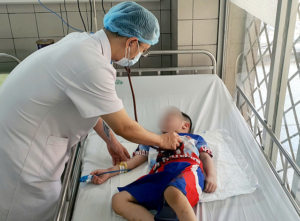 Bé trai 5 tuổi suýt mất mạng vì nghịch dây rút quần