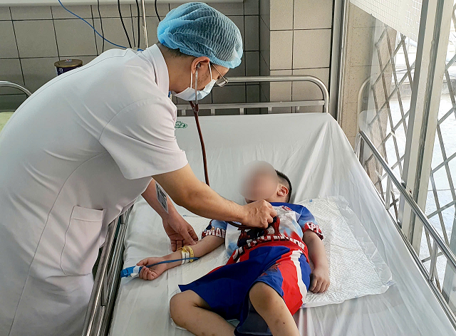 Bé trai 5 tuổi suýt mất mạng vì nghịch dây rút quần