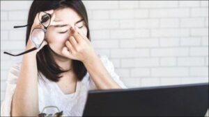 Thời gian học tập kéo dài khiến mắt phải nhìn liên tục dẫn đến khô mắt, mỏi mắt, tăng độ cận thị