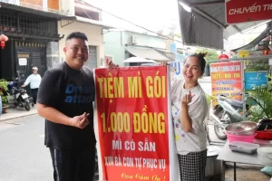 Anh Đức và chị Phụng bỏ tiền túi ra để duy trì tiệm mì 1.000 đồng