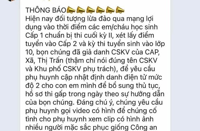 Hiện nay, đối tượng lừa đảo qua mạng lợi dụng vào thời điểm các em đang chuẩn bị thi cuối kỳ II, xét lấy điểm tuyển vào lớp 6 và thi vào lớp 10 07/05/2025 14:38google_Tiin.vn Trường Tiểu học-THCS-THPT Nam Sài Gòn (quận 7- TP HCM) vừa phát đi cảnh báo về chiêu thức lừa đảo mới nhắm đến các phụ huynh có con sắp vào lớp 6 và tuyển sinh vào lớp 10. Cụ thể, sáng 7-5, hàng loạt phụ huynh nhận được thông báo khẩn của nhà trường cảnh báo về chiêu thức lừa đảo cài đặt App 'dịch vụ công trực tuyến' nhưng thực chất là App ảo. Advertisements Ads end in 22 X Cụ thể, thông báo của Trường Tiểu học-THCS-THPT Nam Sài Gòn nêu rõ: Hiện nay, đối tượng lừa đảo qua mạng lợi dụng vào thời điểm các em/cháu học sinh cấp I chuẩn bị thi cuối kỳ II, xét lấy điểm tuyển vào cấp II và kỳ thi tuyển sinh vào lớp 10, bọn chúng đã giả danh cảnh sát khu vực của của công an phường, xã, thị trấn (thậm chí nói đúng tên cảnh sát khu vực và khu phố cảnh sát khu vực phụ trách) để yêu cầu phụ huynh cập nhật định danh điện tử mức độ 2 cho con em mình để bổ sung thủ tục, hồ sơ thi gấp trong ngày theo sự hướng dẫn của bọn chúng. Thông báo của Trường Tiểu học-THCS-THPT Nam Sài Gòn Đáng chú ý, chúng yêu cầu phụ huynh gọi video có hình để chúng cố tình cho phụ huynh xem clip có hình ảnh nhiều người mặc sắc phục giống công an đang làm việc ở trụ sở (thật ra đây là clip cắt ghép) để tạo lòng tin..., sau đó dẫn dụ phụ huynh cài đặt App 'dịch vụ công trực tuyến' (App ảo) và hướng dẫn phụ huynh tự cài đặt cho con em mình. Trong quá trình thao tác, phụ huynh vô tình cung cấp số tài khoản ngân hàng, thẻ tín dụng... và nguy hiểm nhất là phụ huynh tự chụp ảnh nhận dạng khuôn mặt mình gửi vào App ảo này thì chúng sẽ tự rút sạch tiền trong tài khoản. Đã có nhiều người mất tiền từ vài triệu đến cả trăm triệu... Đề nghị người dân khi nhận được những cuộc gọi nghi ngờ như thế thì phải gọi điện trực tiếp cho trực ban công an phường, xã, thị trấn, cảnh sát khu vực quản lý khu phố mình đang ở để xác minh, kiểm chứng lại thông tin kẻo tiền mất tật mang. Cũng trong sáng 7-5, Trường THPT Hiệp Bình (TP Thủ Đức) cũng phát đi thông báo khẩn gửi đến toàn bộ phụ huynh có con hiện đang học lớp 12 tại trường. Cụ thể, thông báo nêu: 'Trường THPT Hiệp Bình có nhận được thông tin: Phụ huynh học sinh lớp 12 có nhận được tin nhắn/cuộc gọi từ người lạ báo phụ huynh học sinh cần phải điều chỉnh thông tin đăng ký dự thi của học sinh bằng cách làm theo yêu cầu cập nhật trong đường link lạ… Sau khi đăng nhập thì bị mất tiền trong tài khoản cá nhân. Nhà trường khuyến cáo: Phụ huynh học sinh không làm theo các yêu cầu của người lạ. Mọi thông tin đều được thông báo qua các kênh chính thức của nhà trường và thông qua giáo viên chủ nhiệm đến trực tiếp phụ huynh, học sinh. Nhà trường tuyệt đối không yêu cầu phụ huynh học sinh cung cấp thông tin cá nhân qua các cuộc gọi hoặc đường link không rõ nguồn gốc. Công tác kiểm dò, ký xác nhận phiếu đăng ký dự thi được nhà trường thực hiện trực tiếp với học sinh tại trường'. Sở dĩ có thông báo này là vì, trong ngày 6-5, giáo viên chủ nhiệm lớp 12 cho biết có người lạ mạo danh nhân viên trường, thông báo về việc thông tin học sinh đăng ký dự thi tốt nghiệp THPT chưa chính xác, căn cước công dân cần cập nhật mức độ 2 để bổ sung hồ sơ, thủ tục gấp trong ngày. Sau đó người này yêu cầu phụ huynh liên hệ với một số điện thoại do đối tượng này cung cấp, giới thiệu liên hệ của công an phường để hỗ trợ phụ huynh điều chỉnh, cập nhật... Có phụ huynh vì lo lắng cho con nên đã làm theo yêu cầu của đối tượng mạo danh, gọi vào số điện thoại được cung cấp. Ngay sau khi gọi vào số điện thoại này thì có một đối tượng khác, tự xưng là công an phường và hướng dẫn phụ huynh cài đặt căn cước công dân mức độ 2 cho con bằng cách cập nhật vào đường link lạ do đối tượng này cung cấp. Khi phụ huynh nhấn vào đường link này thì tiếp tục được yêu cầu quét khuôn mặt. Ngay sau khi phụ huynh thực hiện việc quét khuôn mặt, số tiền trong tài khoản ngân hàng của phụ huynh bị trừ hết sạch. Lúc đó thì phụ huynh mới biết rằng mình đã bị lừa.