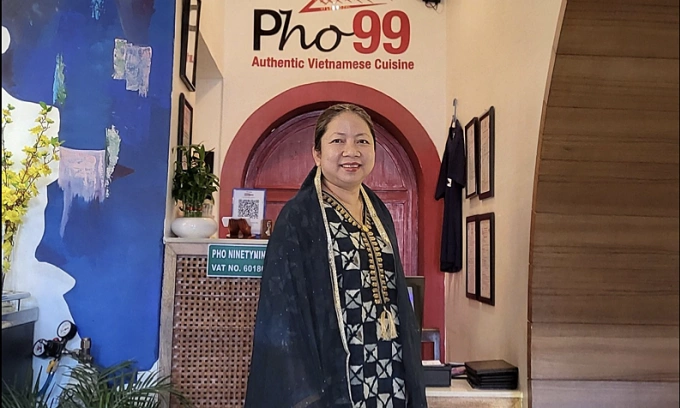 Chị Kim Cương ở nhà hàng Việt thuộc thủ đô Kathmandu, Nepal, tháng 4/2024. Ảnh: Nhân vật cung cấp