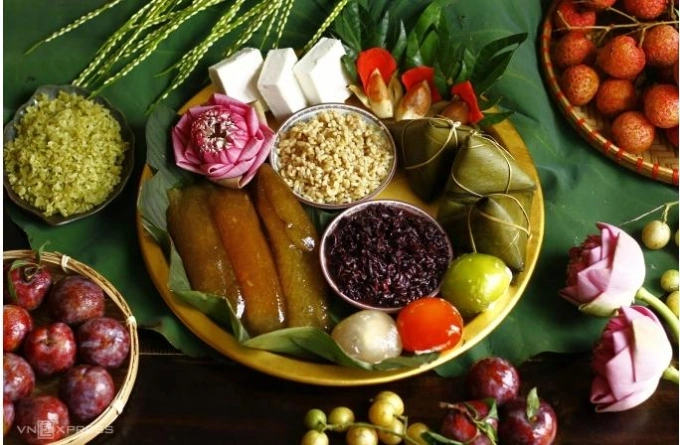 Mâm cỗ cúng Tết Đoan ngọ của người Hà Nội. Ảnh: Bùi Thủy