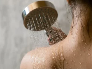 Nguy cơ đột quỵ, đột tử từ sai lầm khi tắm trong ngày nắng nóng
