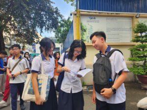Sự thay đổi trong quy chế thi tốt nghiệp THPT 2025 đã làm giảm đáng kể số thí sinh được miễn thi môn Ngoại ngữ ở TPHCM. Sở Giáo dục và Đào tạo (GD&ĐT) TPHCM vừa công bố số liệu về thí sinh được miễn thi môn Ngoại ngữ trong kỳ thi tốt nghiệp THPT 2025. Theo đó, chỉ có hơn 1.700 học sinh lớp 12 của TPHCM được miễn thi môn Ngoại ngữ, giảm mạnh so với hơn 13.000 thí sinh trong năm ngoái. Đây là mức thấp nhất trong 4 năm qua. Nguyên nhân chính của sự giảm sút này được ông Hồ Tấn Minh, Chánh văn phòng Sở GD&ĐT TPHCM, giải thích là do các thay đổi trong quy chế thi tốt nghiệp THPT 2025. Quy chế mới làm số thí sinh TPHCM được miễn thi Ngoại ngữ giảm đột biến ảnh 1 Số thí sinh TPHCM được miễn thi Ngoại ngữ giảm mạnh Theo quy định mới, thí sinh chỉ được miễn thi môn Ngoại ngữ nếu có chứng chỉ ngoại ngữ thuộc danh sách 20 chứng chỉ được Bộ GD&ĐT công nhận. Trong đó, có 12 chứng chỉ Tiếng Anh, còn lại là các chứng chỉ của các ngôn ngữ khác như Tiếng Nga, Tiếng Pháp, Tiếng Trung Quốc, Tiếng Đức và Tiếng Nhật. Điều kiện là thí sinh phải đạt ít nhất trình độ B1 (theo khung năng lực ngoại ngữ 6 bậc dành cho Việt Nam). Nếu so với năm ngoái, khi có khoảng 67.000 thí sinh trên cả nước được miễn thi Ngoại ngữ (trong đó Hà Nội và TPHCM chiếm số lượng cao nhất), thì số thí sinh miễn thi năm nay giảm mạnh, đặc biệt ở TPHCM. Theo ông Minh, trước đây, Ngoại ngữ là môn thi bắt buộc cùng với Toán và Ngữ văn. Tuy nhiên, nhiều thí sinh đã có chứng chỉ Ngoại ngữ và không cần thi để lấy điểm xét tuyển đại học, vì vậy họ đã đăng ký miễn thi để giảm bớt áp lực. Nhưng trong kỳ thi tốt nghiệp năm nay, Ngoại ngữ đã trở thành môn thi tự chọn. Những thí sinh không có nhu cầu thi và chưa có chứng chỉ Ngoại ngữ đạt yêu cầu sẽ không chọn môn này. Ngoài ra, trước đây, thí sinh có thể quy đổi chứng chỉ ngoại ngữ, như IELTS từ 4.0 trở lên, thành điểm 10 trong kỳ thi tốt nghiệp. Tuy nhiên, quy chế mới của Bộ GD&ĐT đã bỏ quy định này, khiến thí sinh không còn cơ hội dễ dàng đạt điểm cao môn Ngoại ngữ mà không phải tham gia thi. Ông Minh cho rằng việc giảm số lượng thí sinh miễn thi là điều dễ hiểu. Những thí sinh muốn xét tuyển vào đại học bằng các tổ hợp có môn Tiếng Anh, nhưng điểm chứng chỉ không đủ cao, sẽ phải thi để có kết quả tốt hơn. Hiện nay, nhiều trường đại học yêu cầu thí sinh có IELTS từ 5.0 trở lên hoặc các chứng chỉ tương đương để xét tuyển.