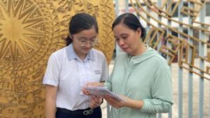 Phụ huynh học sinh hồ hởi chờ được miễn học phí, con được học 2 buổi/ngày