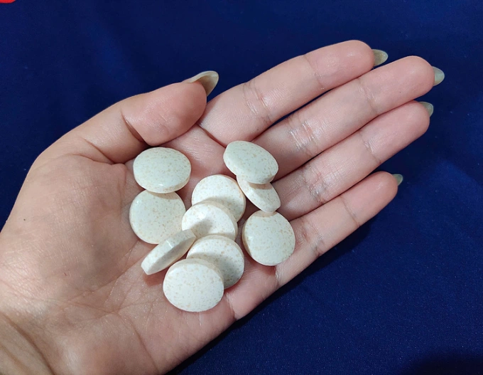 Viên uống giảm cân được một cô gái mua qua mạng, sau khi uống bị suy nhược cơ thể, men gan tăng. Ảnh: Nhân vật cung cấp