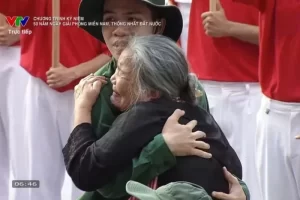 Vài ngày trước, nữ nghệ sĩ nhập viện vì kiệt sức, phải truyền nước. Tuy nhiên, khi bước ra sân khấu, bà quên hết mệt mỏi, nhập tâm vào vai diễn.