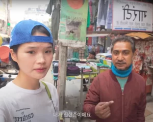 Khoảnh khắc cô nàng YouTuber Potato Turtle "sượng trân" khi người đàn ông Ấn Độ nói tiếng Hàn vì cứ nghĩ người Ấn Độ không biết tiếng Hàn - Ảnh: MY DAILY