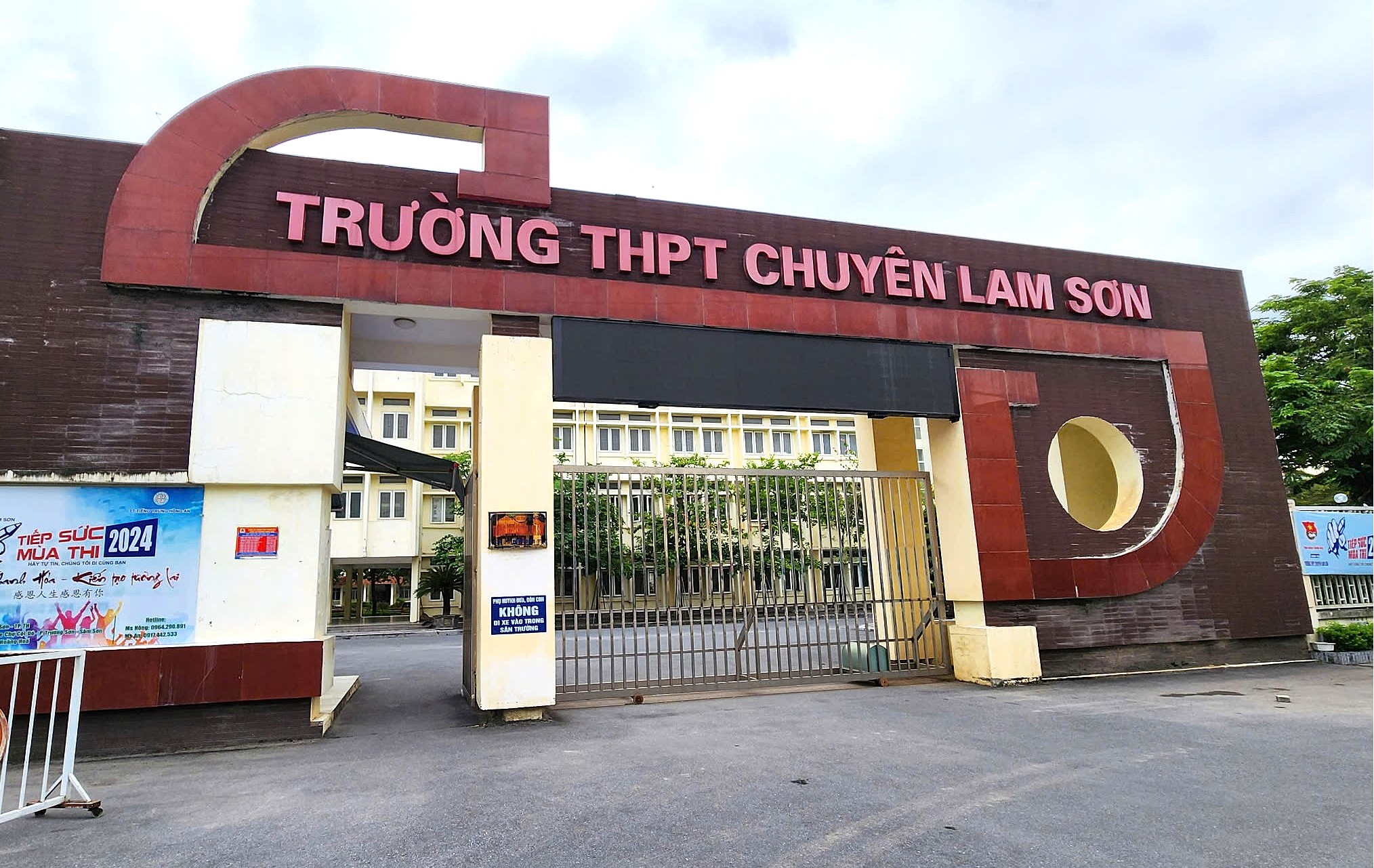 Một trường trung học phổ thông có 46 học sinh được kết nạp Đảng
