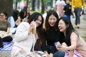 Uống trà, cà phê là cách để nạp năng lượng, tạo hứng khởi tinh thần làm việc cho cả ngày của không ít người. Ảnh: HOÀNG TRIỀU