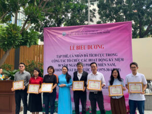 Hình 1: Biên tập viên (thứ ba từ phải qua) nhận giấy khen do Ủy ban Người Việt Nam ở nước ngoài TP.HCM trao tặng ngày 26/5.