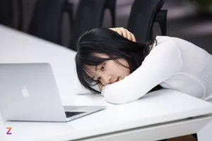 Hồ An chạnh lòng vì bị chê học trường kém danh tiếng. (Ảnh minh họa: Phương Lâm)