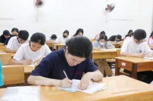 Các thí sinh tham dự kỳ thi tại điểm thi Trường Trung học phổ thông Chuyên Thoại Ngọc Hầu (thành phố Long Xuyên, tỉnh An Giang). Ảnh: Công Mạo-TTXVN