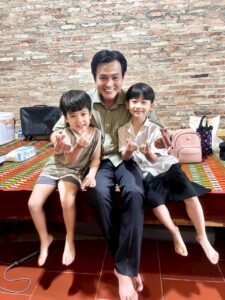 Cao Minh Đạt bên cạnh các diễn viên nhí trên hậu trường