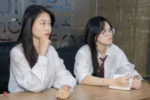 Nhiều người cho rằng thứ hạng, danh tiếng của trường ảnh hưởng đến cơ hội việc làm của người trẻ. (Ảnh: Phương Lâm)