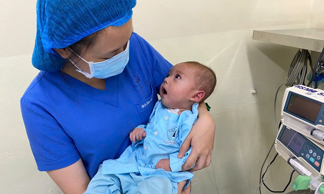 Bé trai ổn định sau phẫu thuật. Ảnh: Quang Hùng