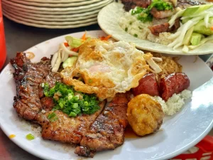 Thực khách mê mẩn dĩa cơm đa dạng thành phần ở quán. ẢNH: CAO AN BIÊN