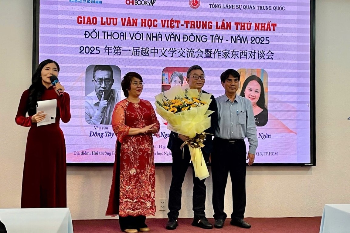 Giao lưu cùng nhà văn Đông Tây -"người kể chuyện văn chương bằng cả trái tim” Giao lưu cùng nhà văn Đông Tây -"người kể chuyện văn chương bằng cả trái tim”