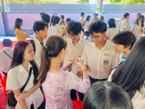 Trao vòng may mắn cho học sinh chuẩn bị thi lớp 10