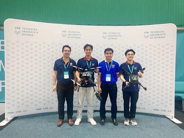 Đội Trường ĐH Sư phạm Kỹ thuật TP HCM có mặt tại vòng chung kết cuộc thi thiết kế máy bay không người lái, tổ chức tại Trường ĐH Kỹ thuật Ostrava (Cộng hòa Czech)