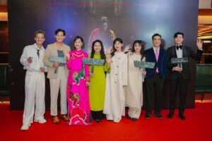 Đoàn phim ‘Út Lan: Oán linh giữ của’. Từ trái sang: Mạc Văn Khoa, Thanh Thức, Phương Thanh, Thụy Mười. Mai Mỹ Ngân, Mai Cát Vi, đạo diễn Trần Trọng Dần và Quốc Trường.