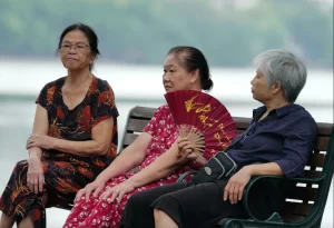Người cao tuổi tập thể dục bên hồ Gươm. Ảnh: Ngọc Thành