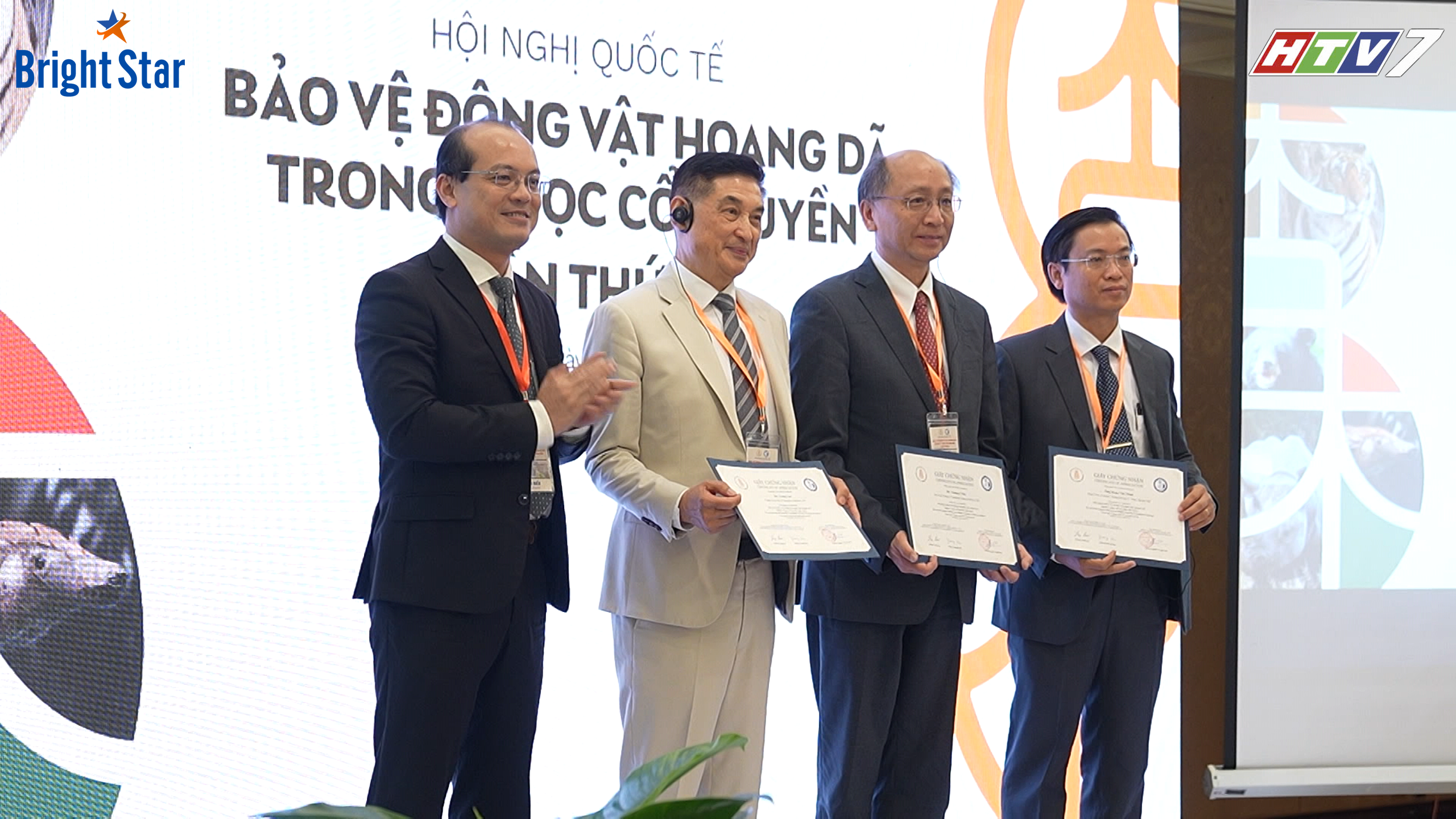 Sự thật về công dụng “thần dược” sừng tê giác Hội nghị quốc tế về bảo vệ Động vật Hoang dã trong Y Học Cổ truyền lần thứ 3 vừa qua tại Huế