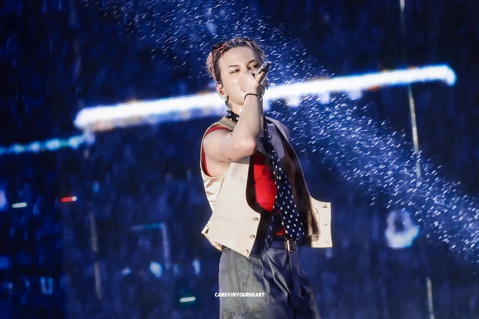 G-Dragon biểu diễn dưới cơn mưa lớn ở Hà Nội. Ảnh: Fansite.